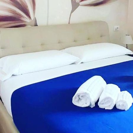 Deluxe Rooms And Chilling Jacuzzi Suite Guesthouse Ρώμη Δωμάτιο φωτογραφία