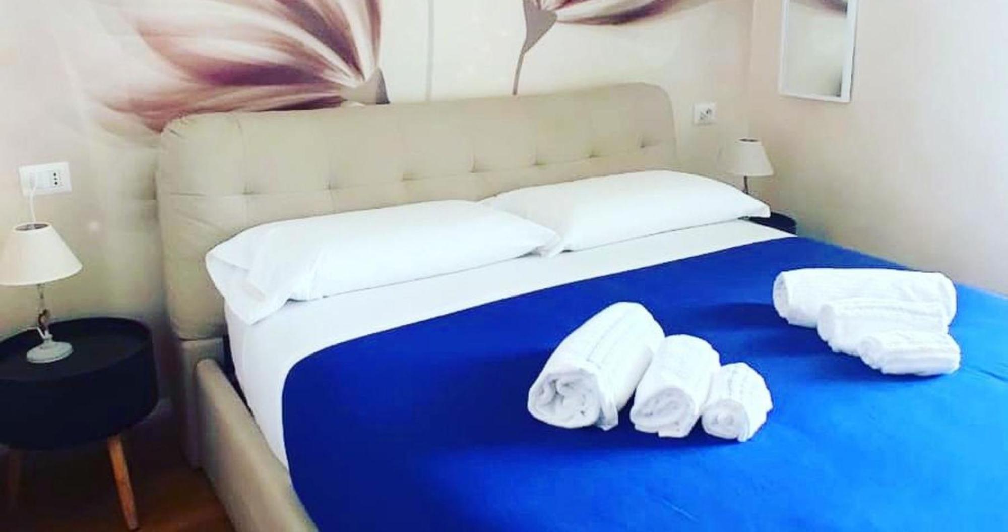 Deluxe Rooms And Chilling Jacuzzi Suite Guesthouse Ρώμη Δωμάτιο φωτογραφία