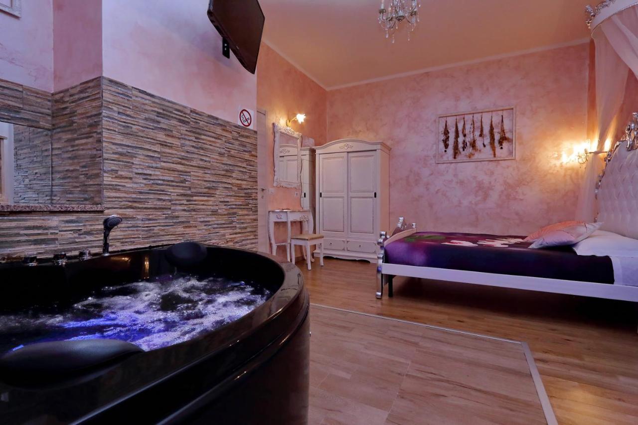 Deluxe Rooms And Chilling Jacuzzi Suite Guesthouse Ρώμη Εξωτερικό φωτογραφία